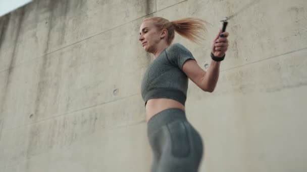 Atleta Femenina Enfocada Saltando Cuerda Entorno Urbano Demostrando Fitness Estilo — Vídeo de stock