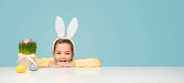 Gadis Kecil Yang Manis Telinga Putih Bersandar Meja Dengan Telur — Stok Foto