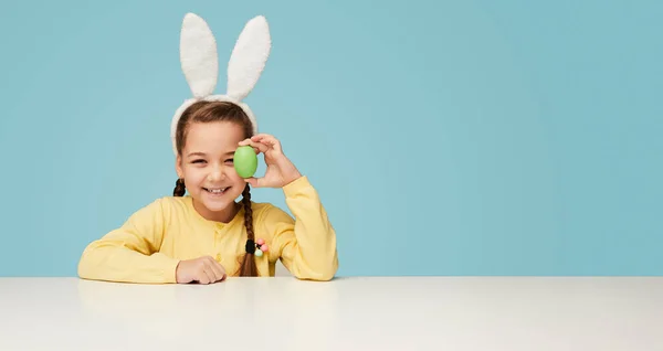 Експресивна Дівчинка Білих Вухах Кролика Прикриває Око Кольоровим Яйцем Синьому Ліцензійні Стокові Фото