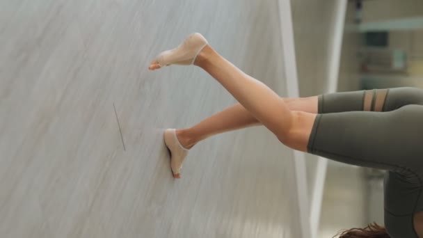 Een Gefocuste Fitness Enthousiaste Vrouw Strekt Zich Uit Raakt Haar — Stockvideo