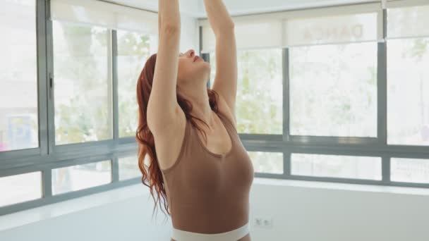 Femeie Senină Păr Roșu Care Face Poziție Yoga Într Studio — Videoclip de stoc
