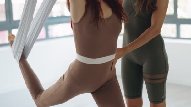 Yoga Eğitmeni Parlak Bir Stüdyoda Hava Yogası Dersinde Kadın Stajyer — Stok video
