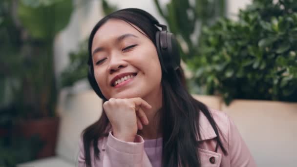 Detailní Záběr Radostné Asijské Mladé Ženy Která Poslouchá Hudbu Sluchátky — Stock video