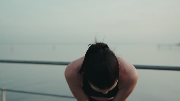 Müde Frau Ihren Vierzigern Atmet Nach Dem Lauf Wasser Durch — Stockvideo