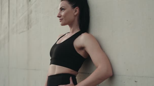 Femme Sportive Confiante Vêtements Sport Repose Réfléchit Après Une Séance — Video