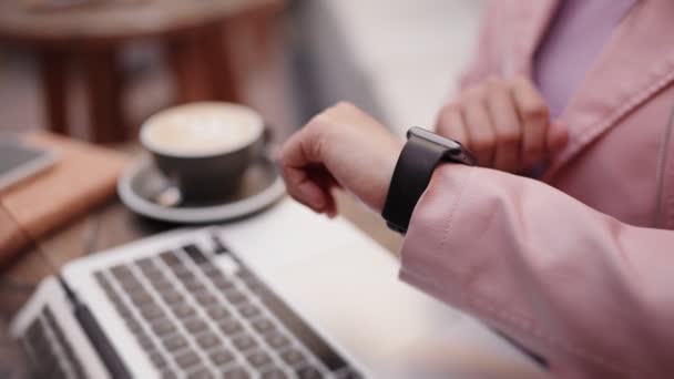 Sıradan Bir Ortamında Ahşap Bir Masada Bilgisayarla Kahve Fincanıyla Akıllı — Stok video