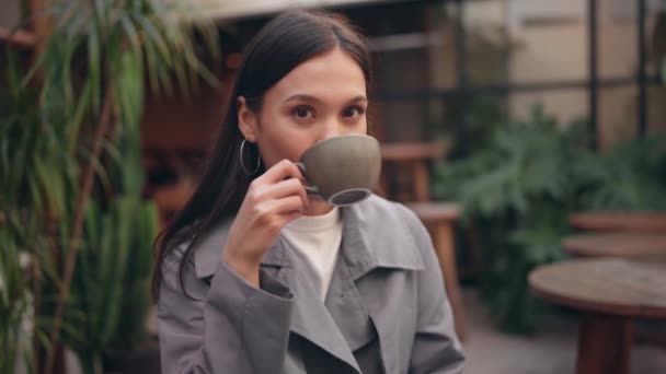 Jovem Radiante Com Uma Expressão Feliz Segurando Uma Caneca Café — Vídeo de Stock