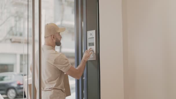 Focused Delivery Man Cap Pressing Button Doorbell Contemporary Building Possibly — Stock Video