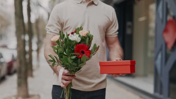 Egy Férfi Aki Friss Virágcsokrot Szállít Piros Ajándékdobozzal Szimbolizálja Törődést — Stock videók