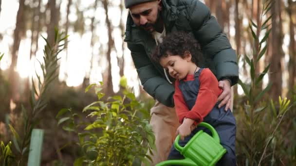 Egy Gyengéd Pillanat Egy Apa Kisfia Között Miközben Kertészkednek Nyugodt — Stock videók