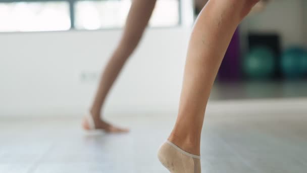Неузнаваемые Женщины Классе Йоги Мух Замеченные Сзади Растягивающие Ноги Крупный — стоковое видео