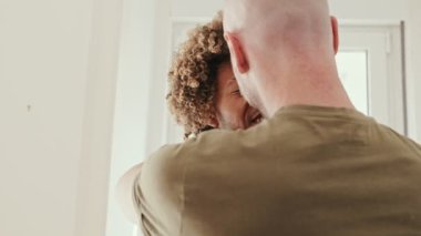 Eşcinsel bir çiftin iç açıcı yakınlığı evde dans ediyor, neşe ve sevgi saçıyor..