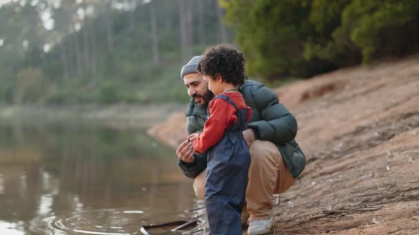Pais Filhos Ligados Lago Pulando Pedras Juntos Natureza Retratando Tempo — Vídeo de Stock