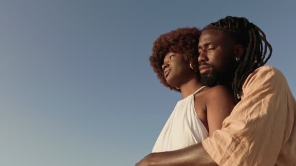 Romantisches Afrikanisches Paar Das Sich Freien Liebevoll Umarmt Mit Einem — Stockvideo