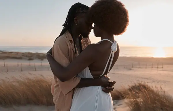 Junges Afroamerikanisches Paar Mit Afro Frisur Und Sommerkleidern Die Einander — Stockfoto