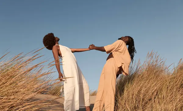 Sudut Pandang Rendah Dari Pasangan Muda Afrika Amerika Musim Panas — Stok Foto