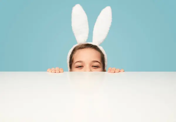 Милая Девушка Пушистыми Ушами Кролика Глядя Камеру Белого Стола Синем Лицензионные Стоковые Изображения
