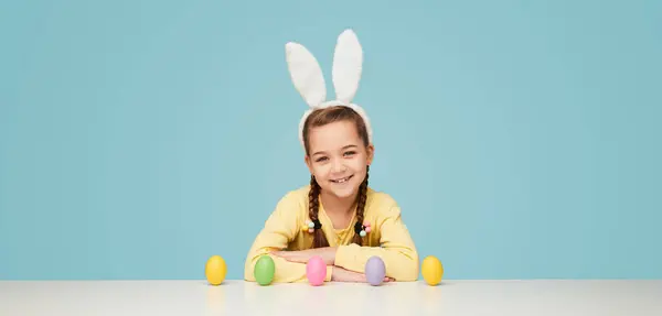 Щаслива Маленька Дівчинка Білих Вухах Кролика Позуючи Білому Столі Рядком Стокова Картинка
