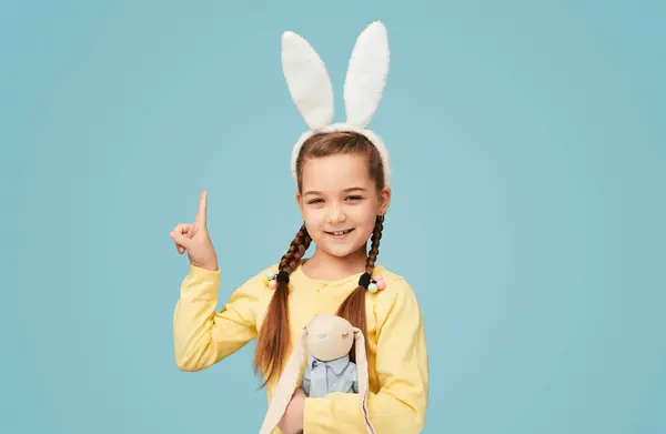 Чарівна Дівчина Вмісту Кролячих Вухах Стоїть Іграшкою Синьому Фоні Вказує Ліцензійні Стокові Зображення