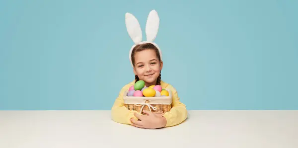 Encantadora Niña Con Orejas Conejo Blanco Abrazando Canasta Mimbre Huevos Fotos De Stock