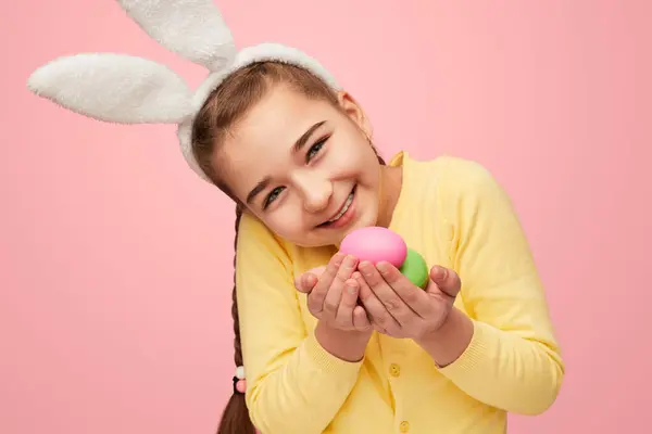 Chica Encantadora Con Orejas Conejo Blanco Celebración Montón Coloridos Huevos Imagen De Stock