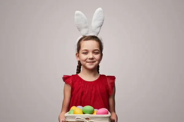 Красивая Маленькая Девочка Белых Ушах Держит Корзину Цветными Яйцами Взволнованно Лицензионные Стоковые Изображения