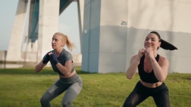 Gericht Paar Vrouwelijke Vrienden Die Squat Kicks Uitvoeren Tijdens Hun — Stockvideo
