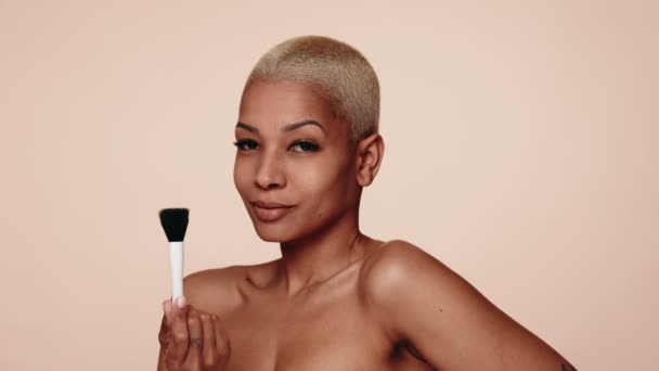 Self Assured Young Hispanic Woman Short Hair Showcasing Makeup Brush — Stock Video