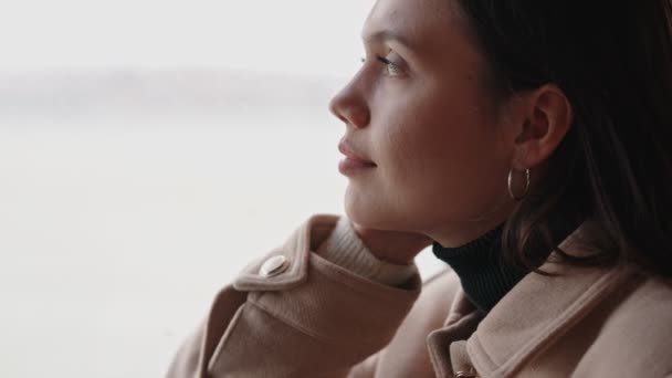 Zbliżenie Młodej Kobiety Wyglądającej Przez Okno Kontemplacyjnej Melancholijnej Uchwycającej Chwilę — Wideo stockowe