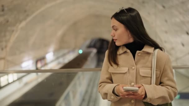 Молода Жінка Зайнялася Своїм Смартфоном Під Час Очікування Поїзда Сучасній — стокове відео
