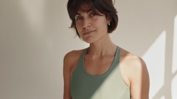 Yaşlarda Dingin Esmer Bir Kadın Yoga Bluzu Giyiyor Beyaz Bir — Stok video