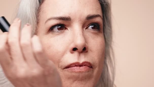 Closeup Care Surprinde Femeie Vârstă Mijlocie Păr Gri Aplicând Grație — Videoclip de stoc