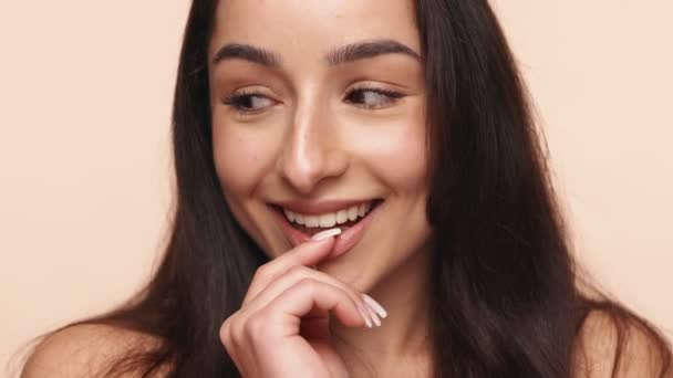 Potret Seorang Wanita Muda Yang Ceria Melihat Kamera Dengan Senyum — Stok Video