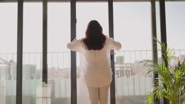 Pandangan Kembali Seorang Wanita Muda Yang Santai Membuka Jendela Lantai — Stok Video