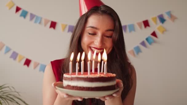 Gelukkige Jonge Vrouw Met Een Feestmuts Die Een Verjaardagstaart Met — Stockvideo