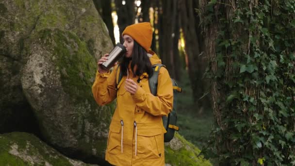 Kobieta Żółtej Kurtce Robi Sobie Przerwę Drinka Butelki Próżniowej Podczas — Wideo stockowe