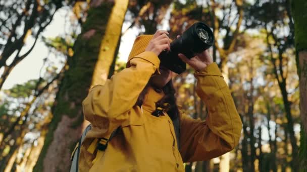 Jovem Curiosa Casaco Amarelo Gorro Usa Sua Câmera Dslr Para — Vídeo de Stock