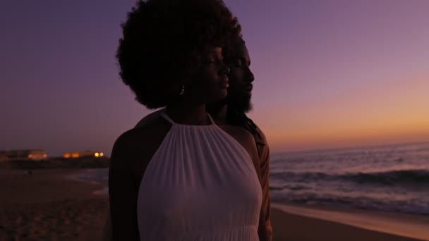 Ніжний Момент Чорна Жінка Обіймає Свого Партнера Проти Яскравого Заходу — стокове відео