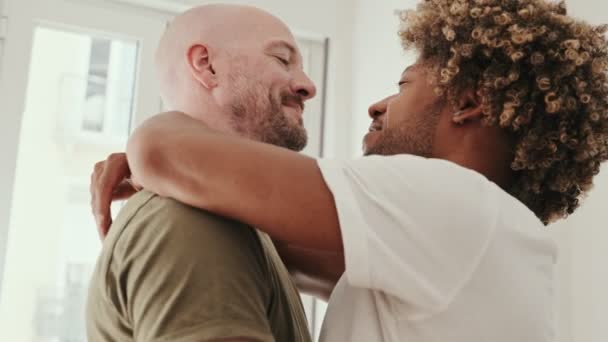 Ein Liebevolles Homosexuelles Paar Tanzt Hause Und Verkörpert Glück Vielfalt — Stockvideo