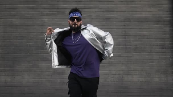 Stílusos Férfi Hip Hop Táncos Bemutató Hozzáállás Magabiztos Pózt Ellen — Stock videók