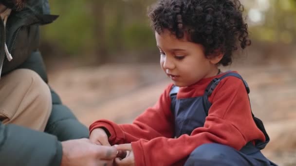 Een Teder Moment Als Een Vader Begeleidt Zijn Jonge Zoon — Stockvideo