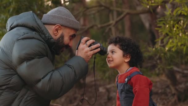 Padre Figlio Godono Momento Giocoso Nella Foresta Con Bambino Che — Video Stock