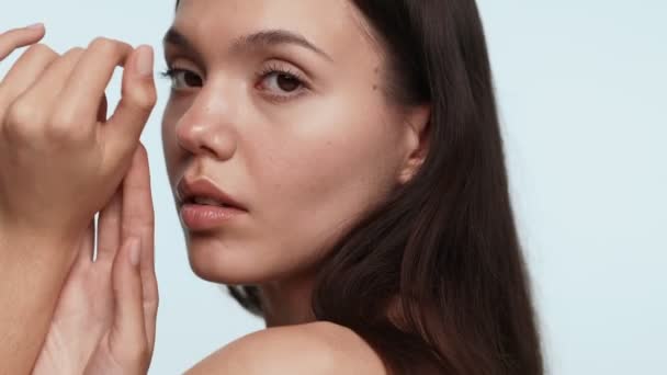 Primer Plano Una Joven Serena Con Maquillaje Natural Mirando Suavemente — Vídeos de Stock