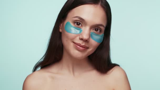 Mujer Joven Serena Con Parches Azules Bajo Los Ojos Promoviendo — Vídeo de stock