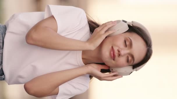 고요한 소녀의 평온과 만족을 제외하고 그녀의 헤드폰에 음악을 즐기는 — 비디오