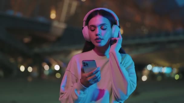 Modern Ung Kvinna Njuter Musik Med Brusreducerande Hörlurar Och Smartphone — Stockvideo