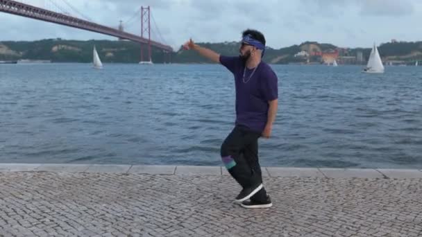 Urban Hip Hop Dansare Rörelse Naturskön Flod Bakgrund Symboliserar Frihet — Stockvideo