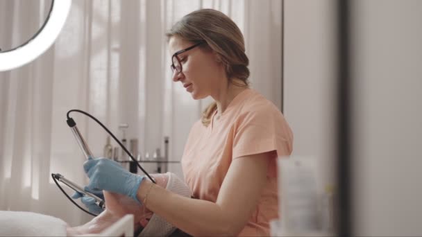 女性のクライアントが直面するマイクロ電流療法を実施するクリニックで医師になる 若返りとトーニングのための現代スキンケア手順 — ストック動画