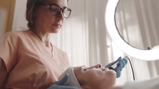 Primer Plano Esteticista Enfocado Dando Cliente Una Terapia Facial Microactual — Vídeo de stock