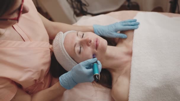 Cosmetólogo Experto Utiliza Una Pluma Derma Para Tratamiento Microneedling Cliente — Vídeo de stock